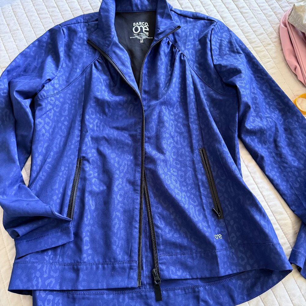Barco One Medical Scrub Jacket Blue Leopard Print Size M Zip Front Stretch Light